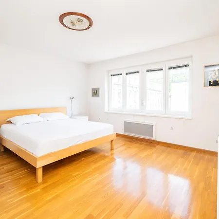 Cosy 2 Bdr In The Heart Of The Apartment
