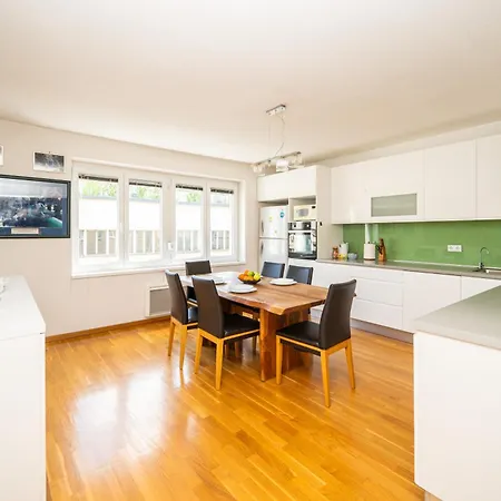 Cosy 2 Bdr In The Heart Of The Apartment