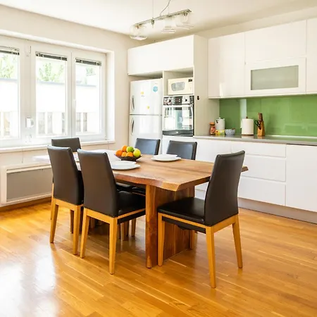 Cosy 2 Bdr In The Heart Of The Apartment