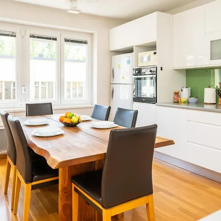 Cosy 2 Bdr In The Heart Of The Apartment *