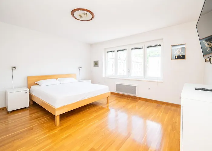 Cosy 2 Bdr In The Heart Of The דירה