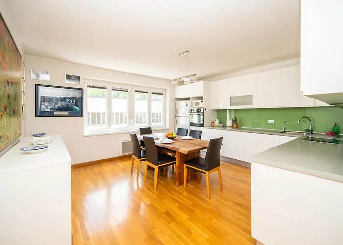 Cosy 2 Bdr In The Heart Of The דירה