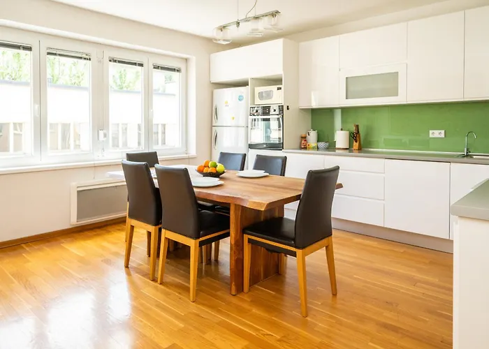 Cosy 2 Bdr In The Heart Of The דירה